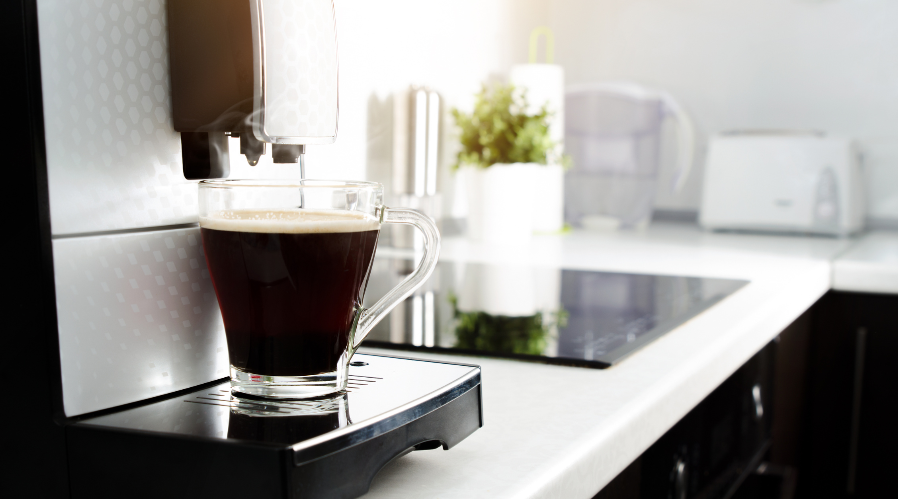 Кофеин кофемашины. Бокал от кофемашины. Разместить кофемашину на столике в офисе. Кофемашина стоковое фото. Lungo Coffee in Plastic Glass.